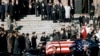 ARCHIVO - Vista general fuera de la catedral de San Mateo en Washington, D.C., durante el funeral del presidente John F. Kennedy, el 25 de noviembre de 1963.