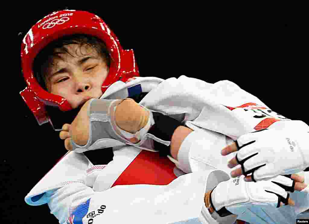 Egypt's Hedaya Wahba beats New Zealand's Robin Cheong (L) during their women's -57kg preliminary round taekwondo match.