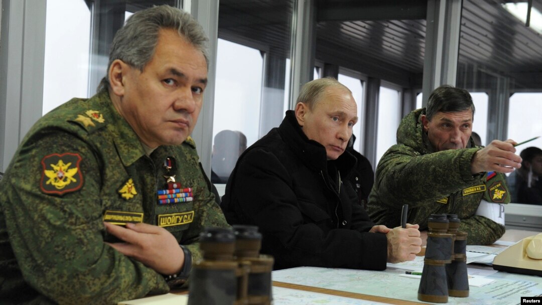 Menhan Rusia Sergei Shoigu (kiri) dan Presiden Vladimir Putin (tengah) memberikan pernyataan di Moskow (foto: dok). 