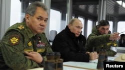 Menhan Rusia Sergei Shoigu (kiri) dan Presiden Vladimir Putin (tengah) memberikan pernyataan di Moskow (foto: dok). 