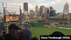 M. Kazam Hashimi dan keluarganya, pengungsi dari Afghanistan, mengikuti acara bagi pengungsi dan imigran Hello Neighbor di PNC Park, 1 Agustus 2017, dengan mentor mereka yang warga Amerika Michelle Boehm dan keluarganya di Pittsburgh.