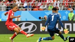 Le Danois Yussuf Yurary Poulsen, à gauche, décoche un tir face au gardien péruvien au cours du match du groupe C entre le Pérou et le Danemark à la Coupe du monde de football 2018 à Mordovia Arena à Saransk, Russie, 16 juin 2018.