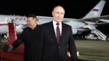 Ruski predsednik Vladimir Putin i severnokorejski lider Kim Džong Un na aerodromu u Pjongjangu (Foto: AP/Sputnik/Gavriil Grigorov)