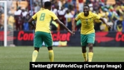 Les Bafana Bafana sud-africains jubilent après un but contre les Etalons burkinabè à Johannesburg, Afrique du Sud, 7 octobre 2017. (Twitter@FIFAWorldCup)