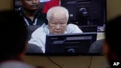 Khieu Samphan, 87 tahun, yang merupakan mantan kepala negara rezim Khmer Merah dijatuhi hukuman seumur hidup, Jumat (16/11). 