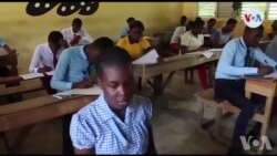 Kandida k ap Patisipe nan Egzamen Ofisyèl nan Vil Kapayisyen Retounen nan Syèj yo yon jou Apre yo te Pwoteste.