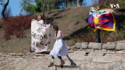 活动人士在北京冬奥会火种采集仪式上抗议