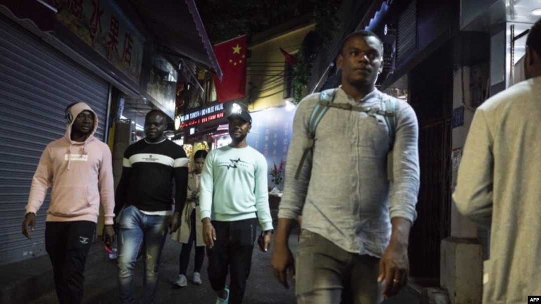 资料照:非洲人走在广东省广州市小非洲地区的街道上。(2018年3月1日)