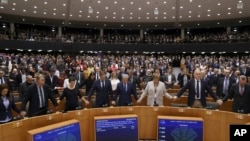 Los eurodiputados cantan y se toman de la mano después de una votación sobre la retirada del Reino Unido de la UE, el último paso legislativo en los procedimientos del Brexit, durante la sesión plenaria en el Parlamento Europeo en Bruselas, el miércoles 29 de enero de 2020. (AP)