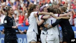 Estados Unidos se convierte así en el segundo país que reclama dos Copas Mundiales Femeninas seguidas, después de Alemania.