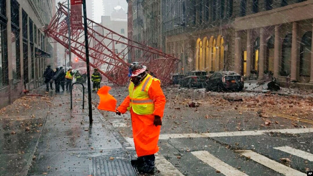 Sebuah crane ambruk di kawasan Tribeca, Lower Manhattan, New York (5/1). 
