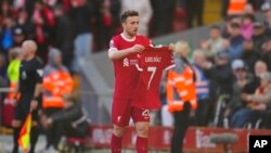 Diogo Jota del Liverpool celebra tras anotar el primer gol de su equipo sosteniendo la camiseta de su compañero Luis Díaz en partido de fútbol de la Liga Premier inglesa entre Liverpool y Nottingham Forest, en Anfield en Liverpool, Inglaterra, el domingo 29 de octubre de 2023.