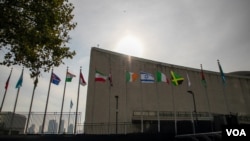 资料照片：飘扬在纽约联合国总部外的旗帜。(2025年9月24日)