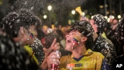 Los fanáticos del fútbol celebran después de que Colombia derrotó a Uruguay en un partido de semifinal de la Copa América, en Bogotá, Colombia, el miércoles 10 de julio de 2024.