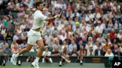 Novak Đoković u duelu sa Janikom Sinerom u polufinalu Vimbldona, 14. jula 2023. (Foto: AP/Alastair Grant)