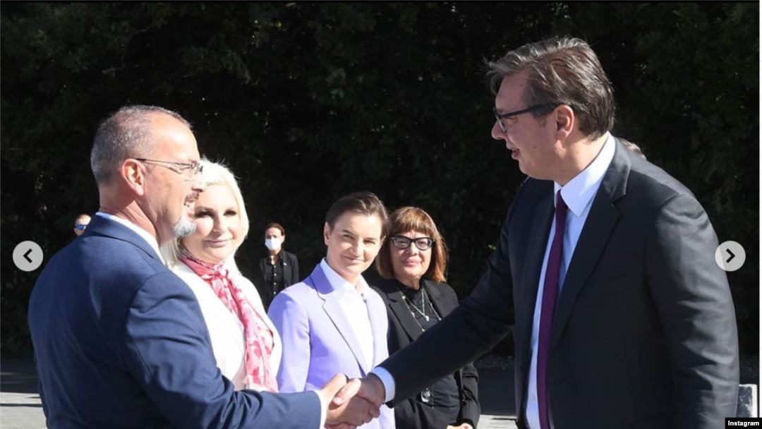 Ambasador SAD Entoni Godfri rukuje se sa predsednikom Srbije Aleksandrom Vučićem, pred početak ceremonije obeležavanja 76. godina misije Halijard u Pranjanima, Srbija, 26. septembra 2020. (Foto: Instagram profil predsednika Srbije, screenshot)