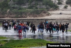 지난 5월 남미 이주민들이 미국-멕시코 국경인 리오그란데 강을 건너 미국 텍사스주 델리오로 넘어오고 있다.