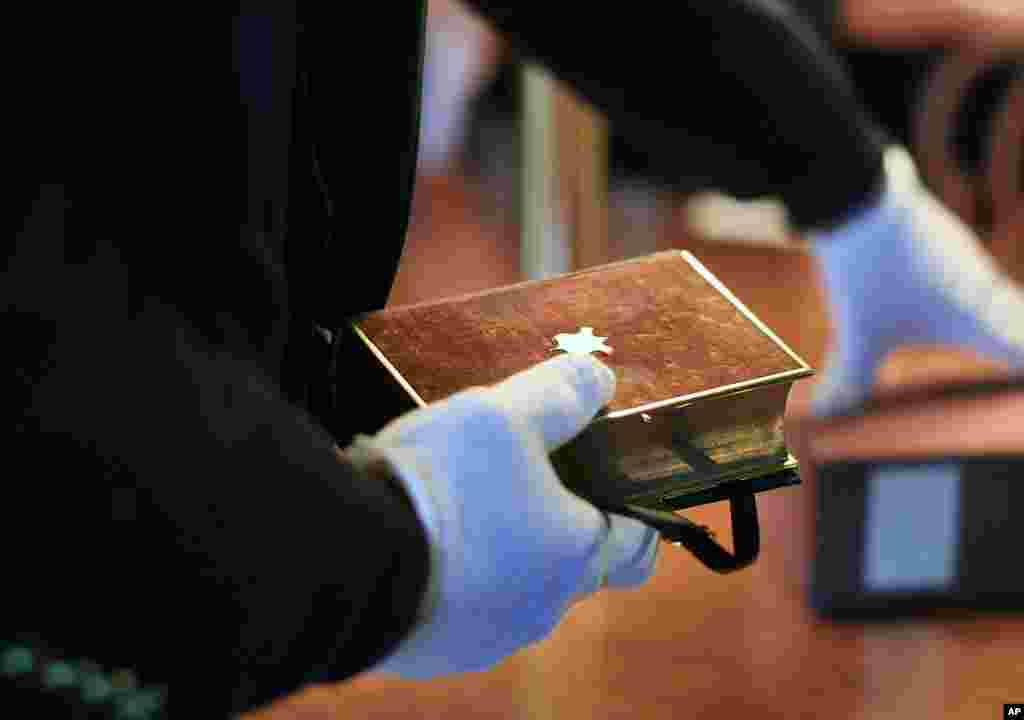 El presidente jura sobre una biblia. En este caso, el curador Clark Evans exhibe la Biblia inaugural de Lincoln - el presidente n&#250;mero 16 - en la Biblioteca del Congreso en diciembre de 2008.