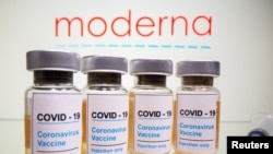 En esta ilustración tomada el 31 de octubre de 2020, se ven ampollas con la etiqueta: "COVID-19 / Vacuna contra el coronavirus / Inyección solamente”.[Archivo]