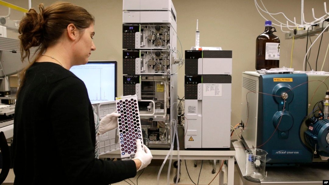 Seorang mahasiswi di laboratorium Johns Hopkins University di Baltimore. (Foto: Ilustrasi)