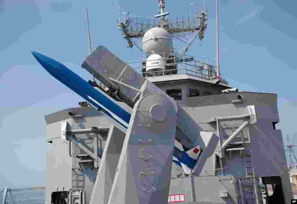 巡防舰郑和号上的导弹发射架和雷达