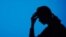 Silhouette de femme se tenant la tête (illustration)
