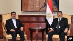 5일 이집트 수도 카이로에서 정상회담 중인 마흐무드 아마디네자드 이란 대통령(왼쪽)과 무함마드 무르시 이집트 대통령.