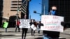Manifestantes protestan en Colorado, EE.UU., por la falta de alivio financiero del estado para los desempleados el 8 de febrero de 2021.