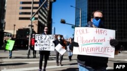 Manifestantes protestan en Colorado, EE.UU., por la falta de alivio financiero del estado para los desempleados el 8 de febrero de 2021.