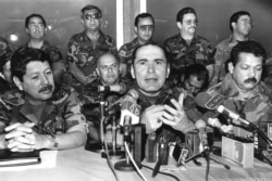 Foto tomada el 27 de noviembre de 1990, en la que aparece Montaño, a la derecha, junto al entonces ministro de defensa, General Rafael Humberto Larios, al centro, quien también está acusado por las autoridades españolas de la muerte de los sacerdotes jesuitas.