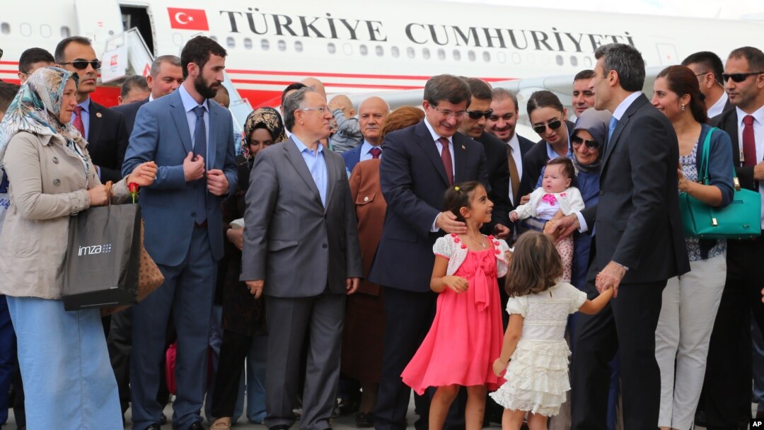 Turkiya Bosh vaziri Ahmet Dovuto'g'li Anqarada sobiq mahbuslar bilan, 20-sentabr, 2014 
