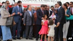 Turski premijer na aerodromu u Ankari dočekuje oslobođene taoce, 20. septembar 2014.