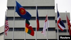 Bendera terlihat di luar gedung sekretariat ASEAN, jelang pertemuan para pemimpin ASEAN di Jakarta, 23 April 2021. (Foto: REUTERS/Willy Kurniawan)