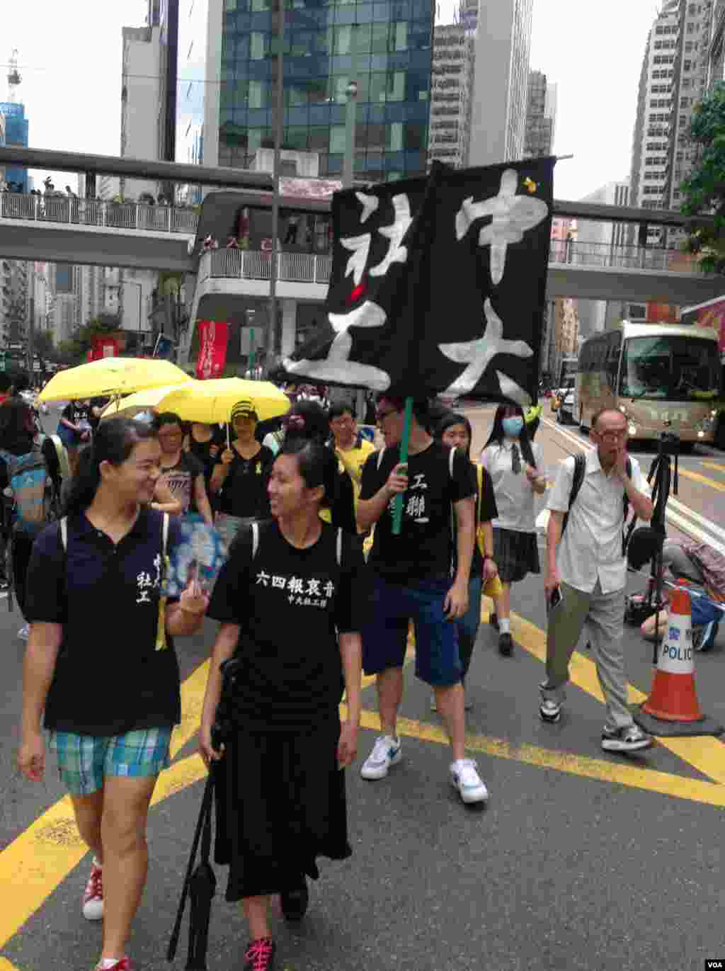 香港市民参加“支联会”举办的六四爱国民主大游行（美国之音海彦拍摄）