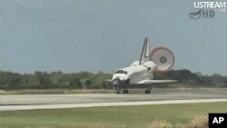 마지막 임무를 마치고 케네디 우주 센터에 착륙하는 디스커버리 호