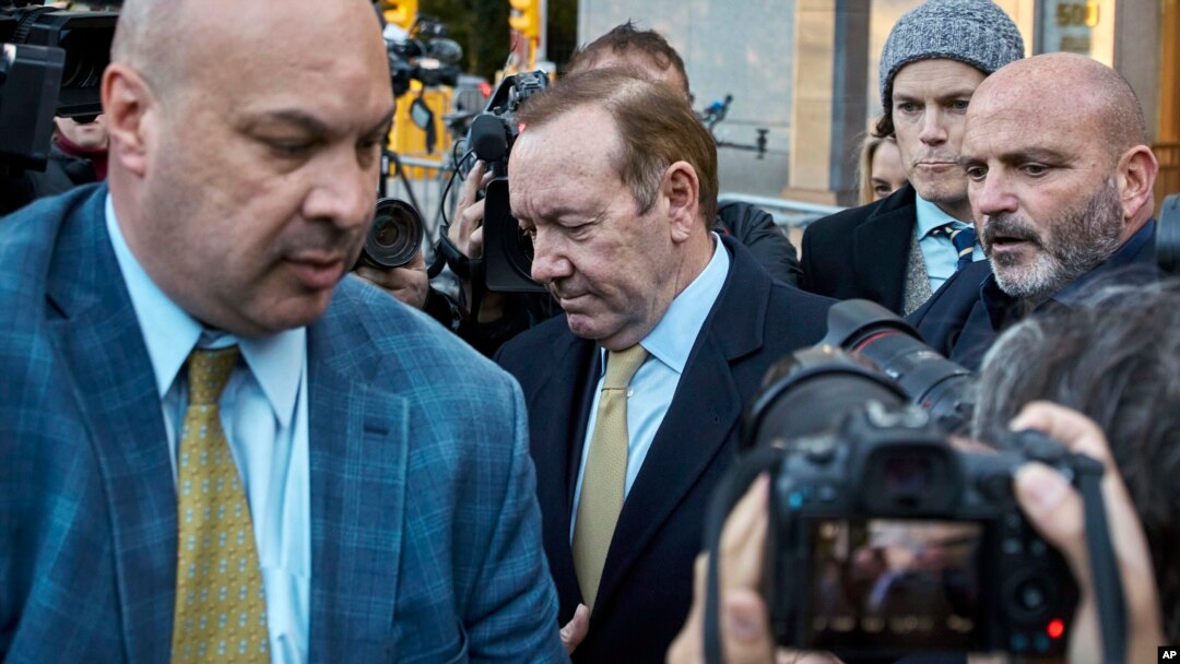 Aktor Kevin Spacey (tengah) berjalan meninggalkan gedung pengadilan Daniel Patrick Moynihan di New York, pada 20 Oktober 2022. Juri memutuskan bahwa Spacey tidak bersalah dalam kasus pelecehan seksual yang dituduhkan kepadanya. (Foto: AP/Andres Kudacki)