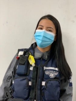 Mirianlegy Rodríguez, paramédica voluntaria de Ángeles de las Vías, llegó a pasar hasta 18 horas con el traje de protección atendiendo a un paciente. Foto: VOA.