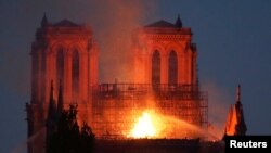 ပါရီမြို့လယ်က သမိုင်းဝင် Notre Dame Cathedral ဘုရားကျောင်းကြီး မီးလောင်နေစဉ် ၁၅ ဧပြီလ ၂၀၁၉