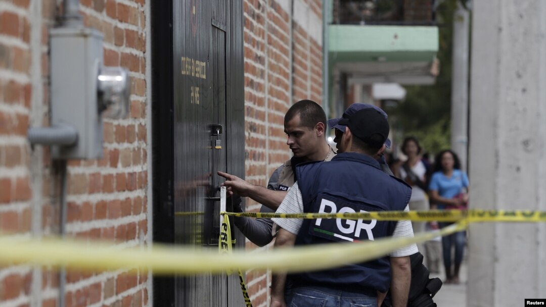 Agen federal memeriksa bekas letusan peluru di Ocotlan, Meksiko. Sebanyak 10 orang tewas dalam baku tembak ketika tersangka anggota geng menyerang konvoi polisi, 20 Maret 2015. (Foto: Reuters)