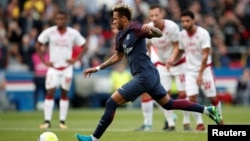 Neymar marque sur penalty lors du match entre le PSG, son équipe, et Bordeaux, au Parc des princes, Paris, 30 septembre 2017.