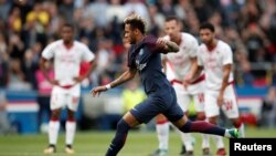 Neymar marque sur penalty lors du match entre le PSG, son équipe, et Bordeaux, au Parc des princes, Paris, 30 septembre 2017.