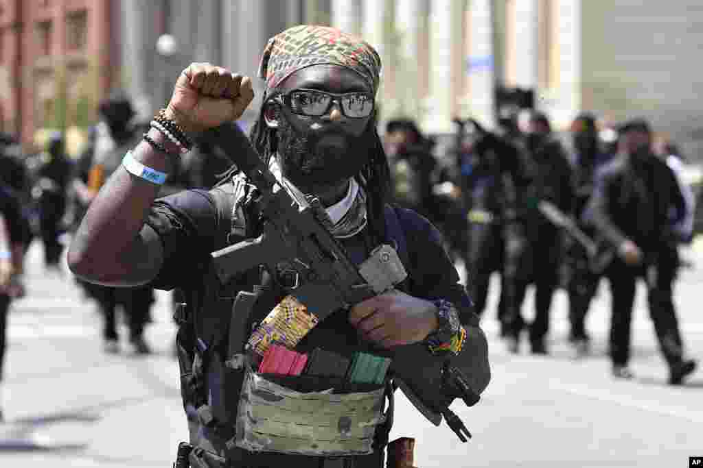 مارچ میں شریک اکثر افراد کے پاس خود کار اسلحہ تھا۔