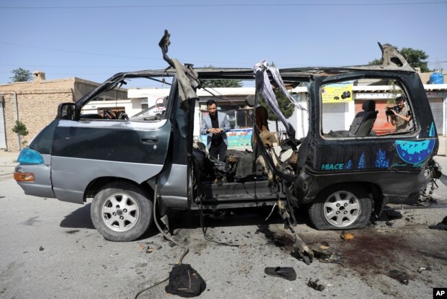 کابل میں بم دھماکے کا نشانہ بننے والی گاڑی۔ اس حملے میں خاتون ٹی وی اینکر سمیت چار افراد ہلاک ہوئے۔ 3 جون 2021