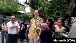 Dekan Fisipol UGM DR Erwan AGus Purwanto (tengah mengenakan hem batik) berada diantara mahasiswa yang melakukan aksi solidaritas terhadap Agni, korban pelecehan seksual ketika melaksanakan KKN di Maluku, Kamis (8/11). (Foto: VOA/Munarsih Sahana)