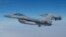 Hai máy bay F-16 của NATO bay trên bầu trời Ba Lan (ảnh tư liệu).