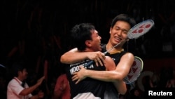 Ahsan dan Hendra pasca mengalahkan Korea di Djarum Indonesia Open 2013. (Foto: REUTERS/Beawiharta)