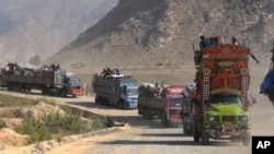 Truk yang membawa keluarga Afghanistan bergerak menuju perbatasan di Torkham, Pakistan, 31 Oktober 2023. 