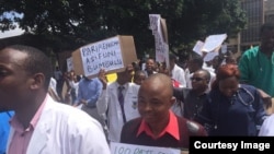 Une grève de médecin, à Harare, au Zimbabwe, le 23 mars 2018.