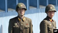 남측을 주시하는 판문점의 북한경비병들 (자료사진)