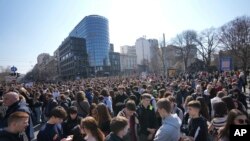 Protest ispred Skupštine Srbije (AP Photo/Darko Vojinovic)